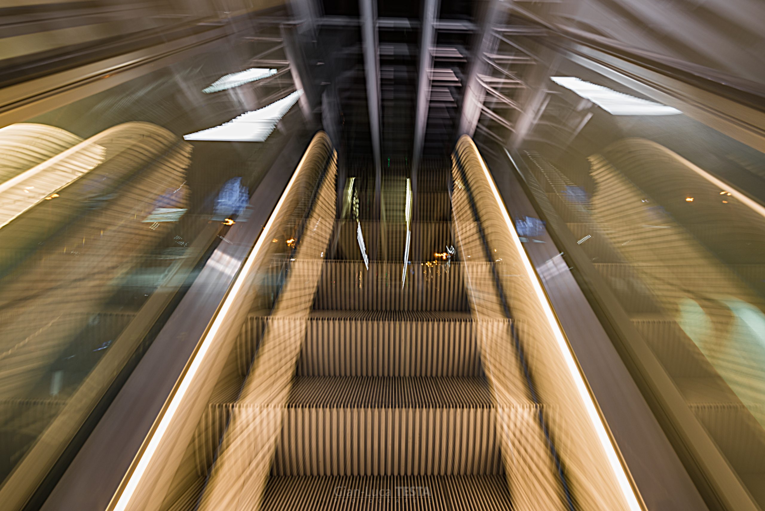 Élévation majestueuse à la Gare des Guillemins - Un instant capturé entre design et fonctionnalité