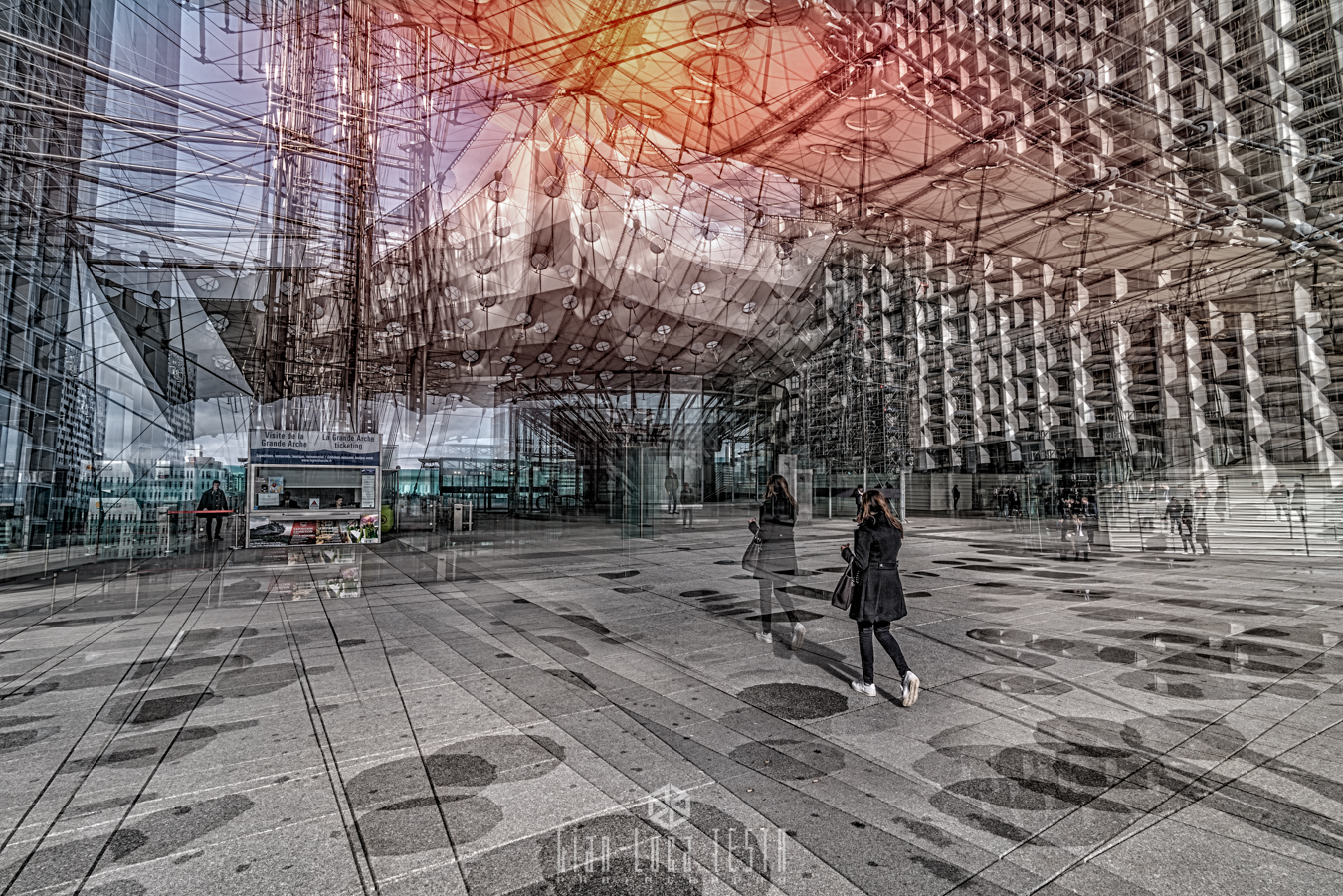 Photo abstraite de l'Arche de la Défense capturant formes géométriques et couleurs vibrantes.