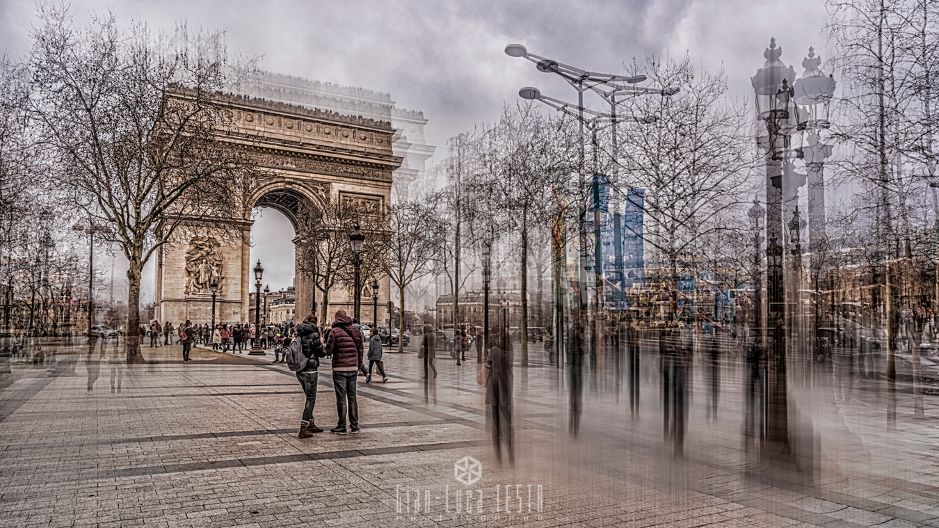 Photo équilibrée et minutieuse de l'Arc de Triomphe de l'Étoile, symbole de la grandeur de la France.