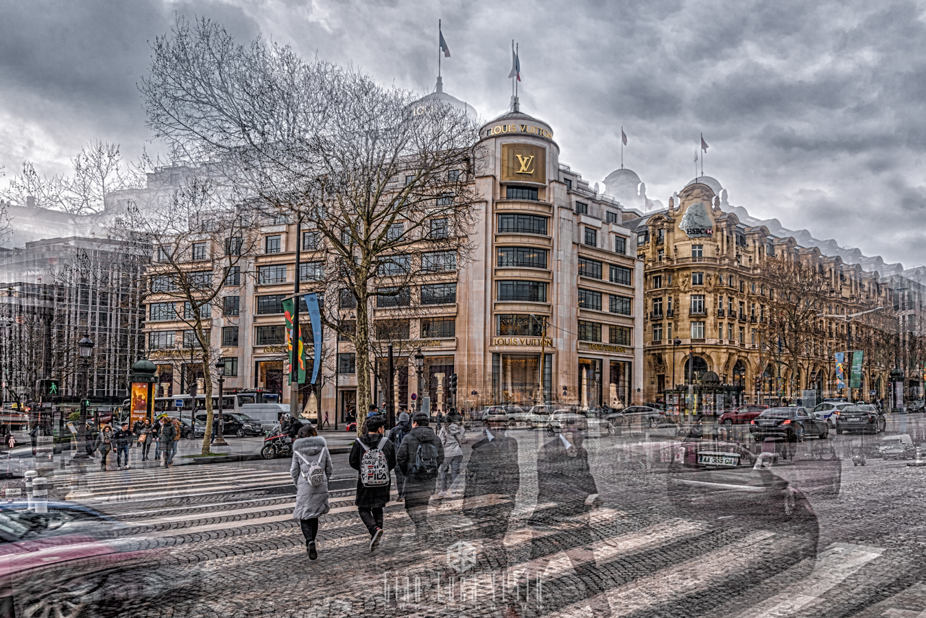 La façade du magasin Louis Vuitton sur les Champs-Élysées, avec son enseigne en valeur en haut de la façade.