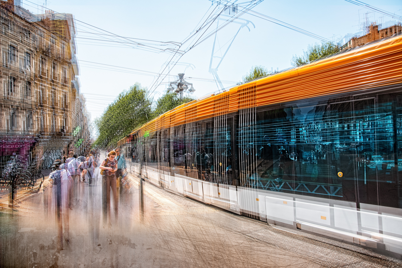 Tramway en mouvement à Marseille
