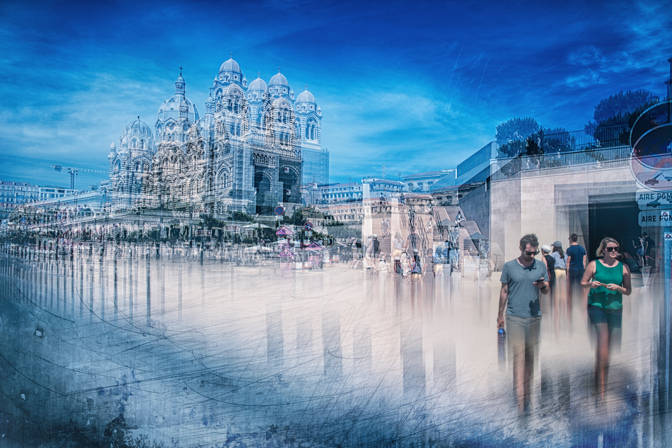 Une vue plongeante sur la façade de la cathédrale La Major à Marseille, baignée d'une douce lumière et entourée d'arbres verdoyants.