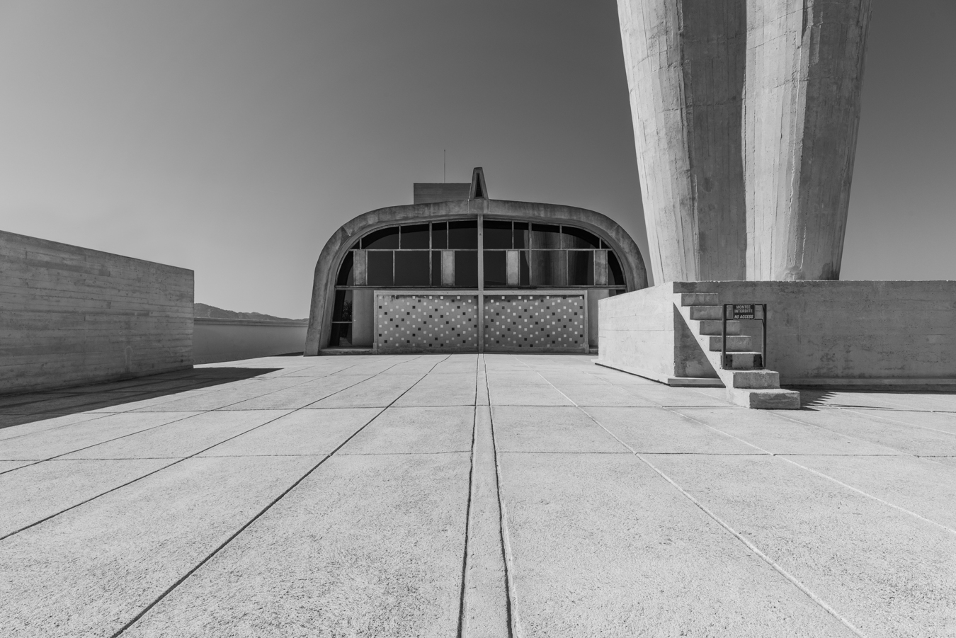 Cette photo montre l'immeuble Le Corbusier, aussi connu sous le nom de la Cité Radieuse, situé dans le quartier de la Joliette à Marseille. Conçu dans les années 50, cet immeuble est considéré comme un exemple important d'architecture moderne. Avec ses couleurs vives et sa forme unique, il est devenu une icône de la ville.