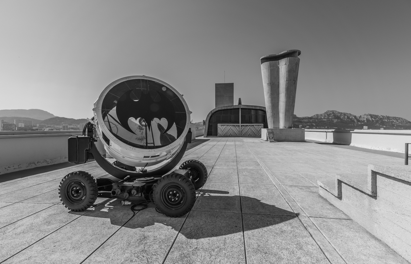 Cette photo montre la Cité radieuse de Marseille, un immeuble emblématique conçu par l'architecte Le Corbusier dans les années 1950. Cette construction est un exemple célèbre de l'architecture brutaliste et a été classée monument historique en 1995.