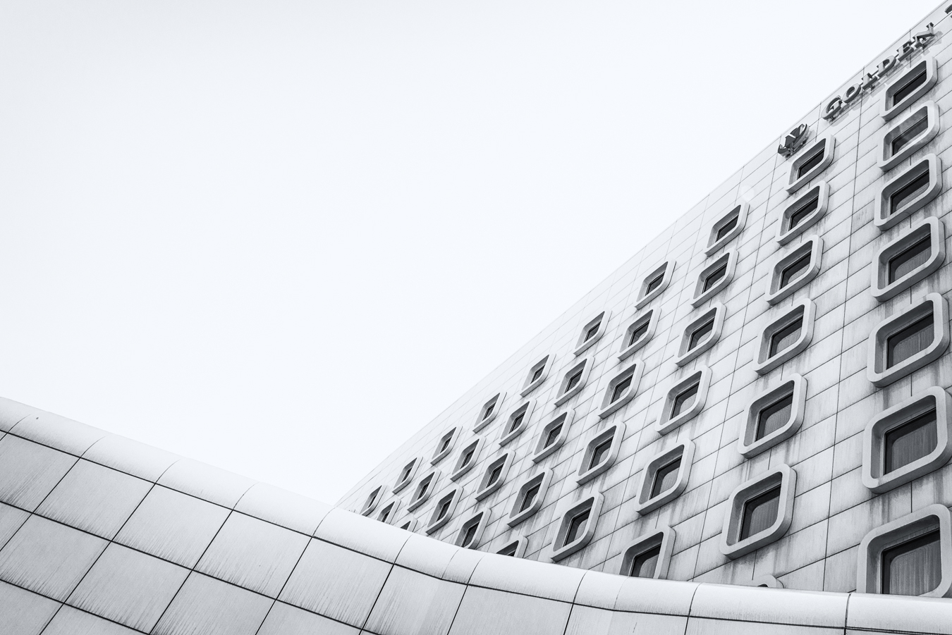 Cette photo met en valeur un détail architectural d'un bâtiment à Marseille, capturé à travers un angle rapproché et original.