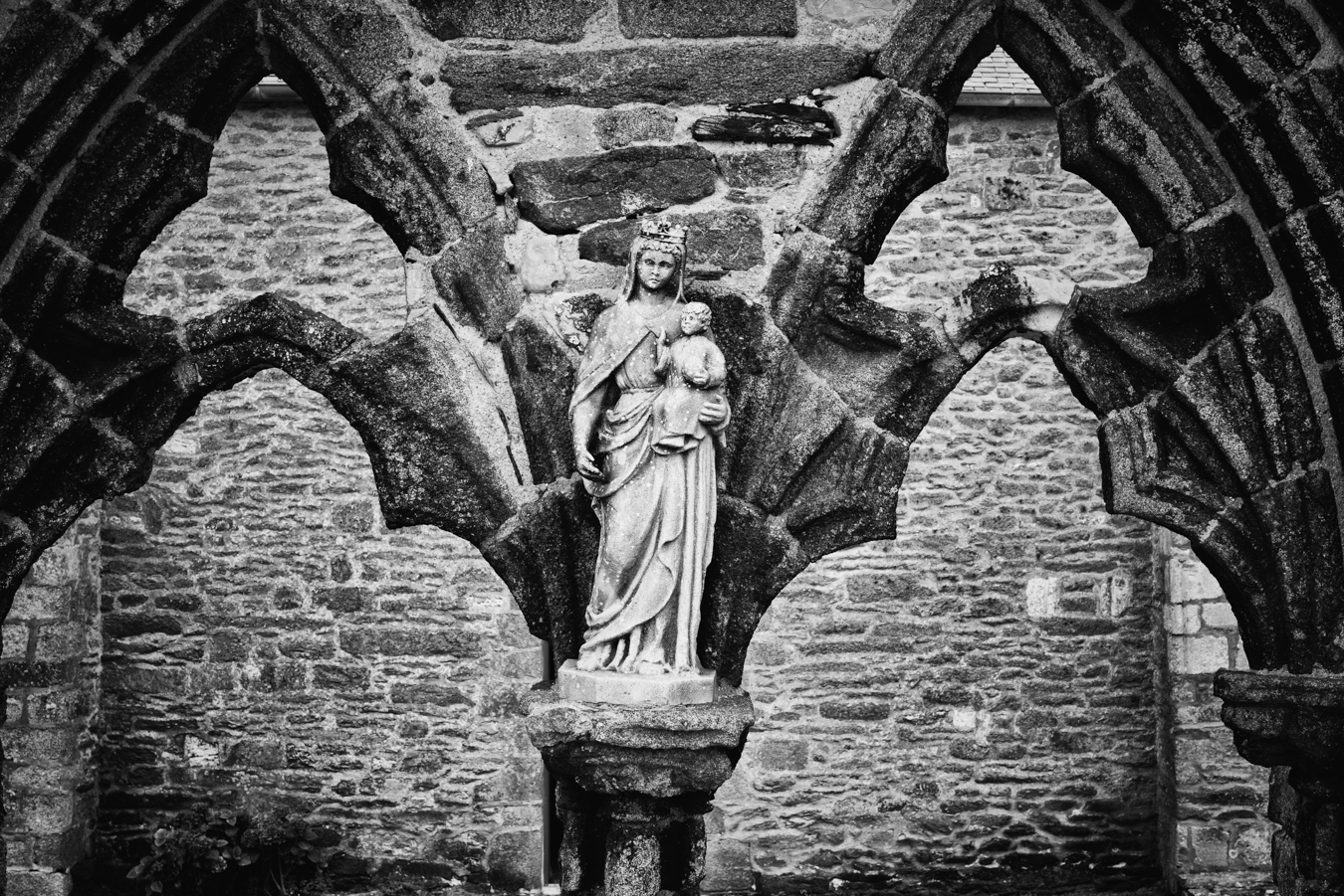Admirez les détails exquis de la Chapelle Notre-Dame des Grâces en photos, révélant son architecture avec précision